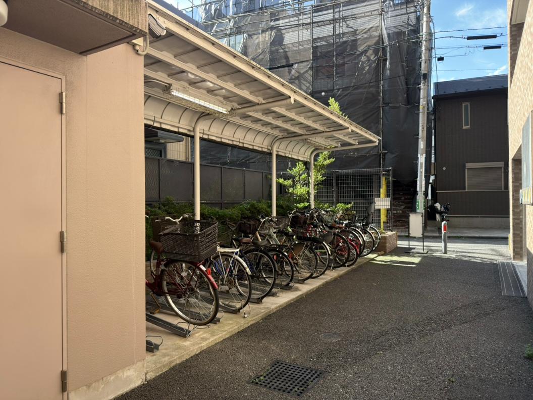 【駐輪場】サイクルポート付きの敷地内の駐輪場。空き状況や利用料などの詳細に関しては、お気軽にお問い合わせくださいませ。