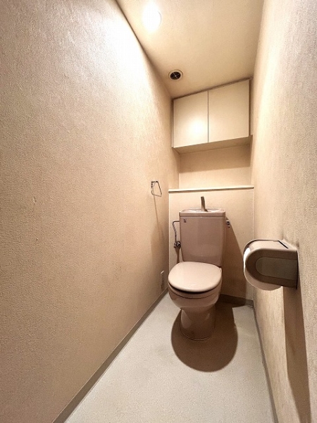 頭上に戸棚があるため整理しやすくなっています。