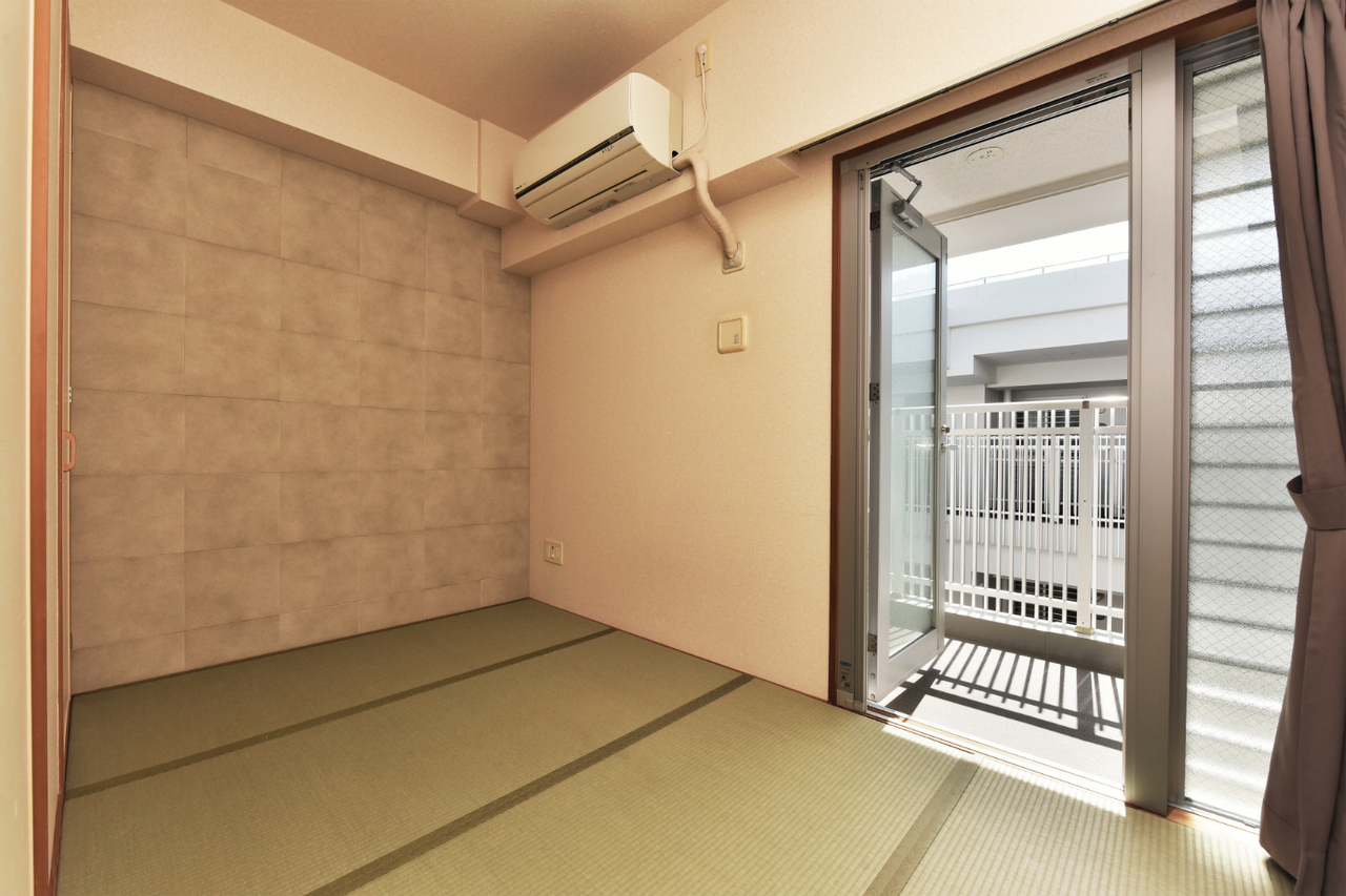 【和室/約4.0帖】書斎や趣味の部屋など、多目的に活用できる和室。押入があるので、衣類や小物類などがすっきり片付きます。