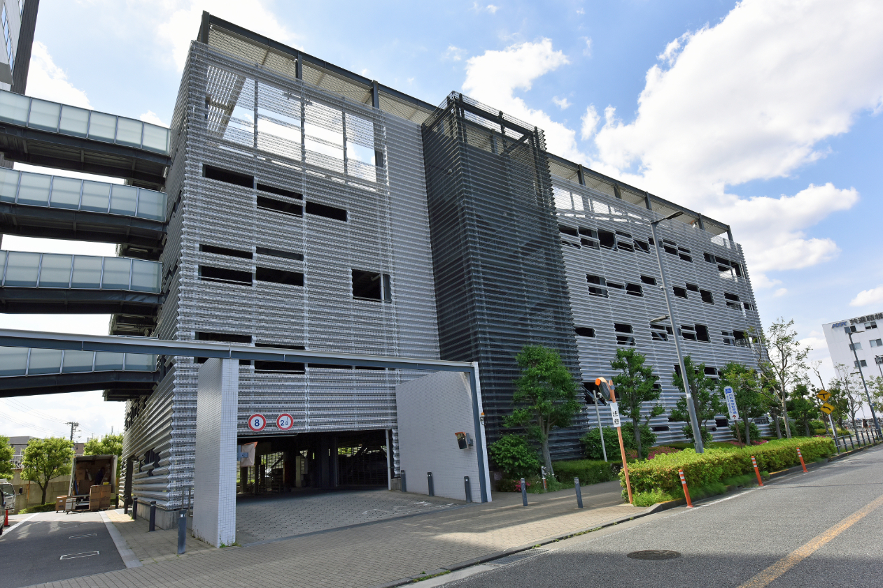 【駐車場】敷地内の駐車場をご利用いただけます。利用料金や空き状況等、詳細はお気軽にお問い合わせください。