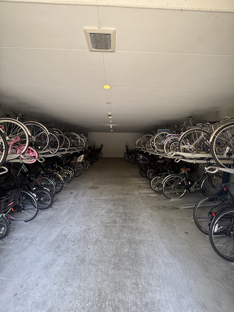 【駐輪場】マンション敷地内の駐輪場の様子。屋根があるので、大切な自転車が雨や直射日光から守られます。空き状況などはお問い合わせくださいませ。