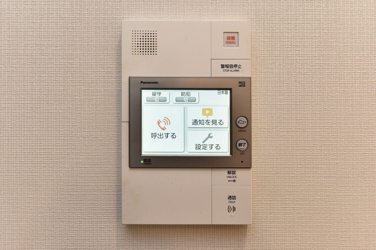 【TVモニター付きインターホン】
来客時に事前に顔を確認できます。不要なセールスや不審者の侵入防止にも繋がり、防犯性を高められそうです。