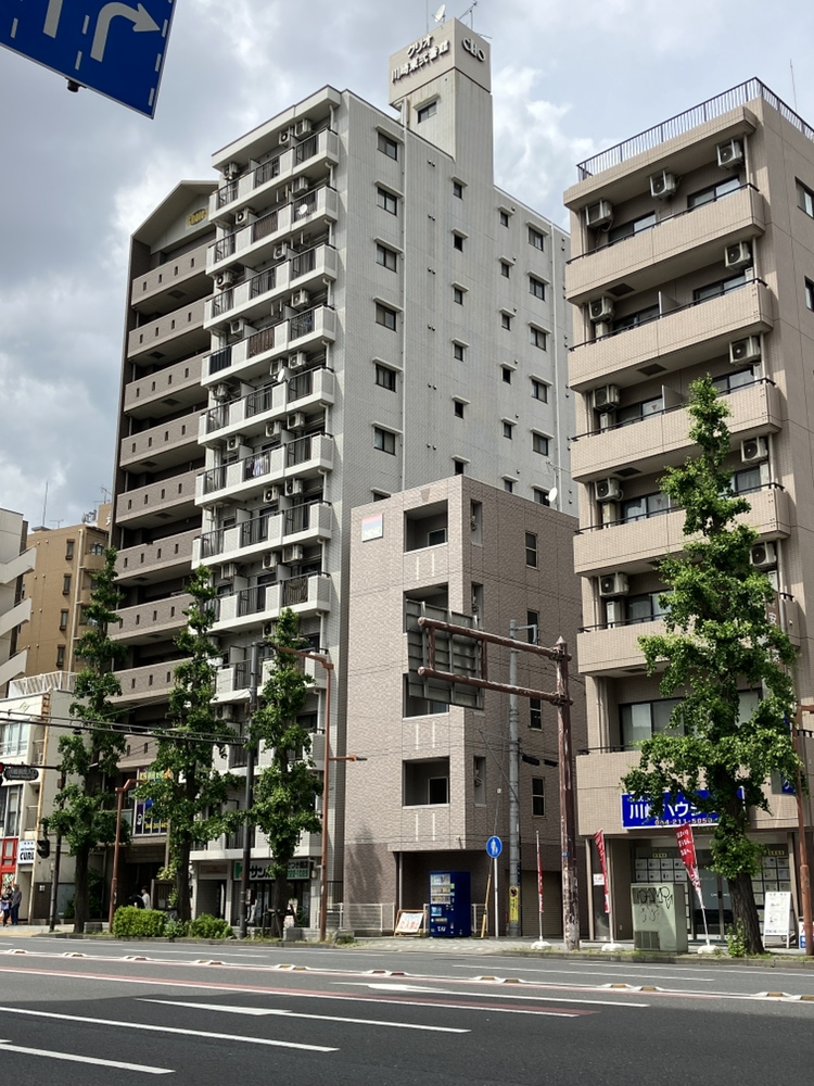 【現地外観写真】品川・東京・横浜へ直通でアクセス可能。JR東海道本線「川崎」駅より、「品川」駅・「横浜」駅までそれぞれ1駅で、暮らしやすいロケーションも魅力です。