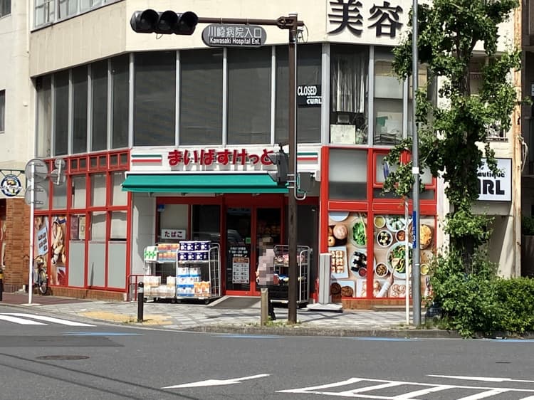 【まいばすけっと川崎さつき橋店】徒歩1分(約40m)。営業時間は7:00～24:00。早朝から深夜まで営業されており、出勤前やお仕事帰りでも利用しやすい店舗です。