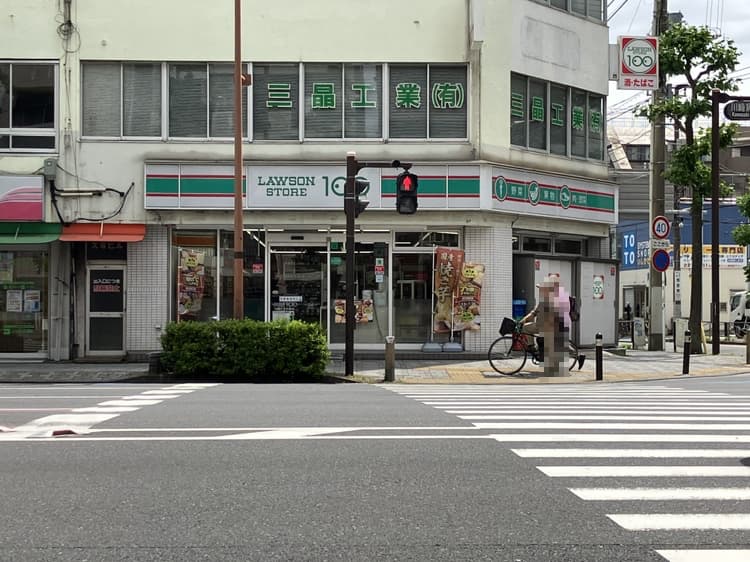 【ローソンストア100 川崎さつき橋店】徒歩1分(約50m)。24時間営業です。お酒・たばこなどの取り扱いがあります。買い忘れがあった際、気軽に行くことができる距離です。