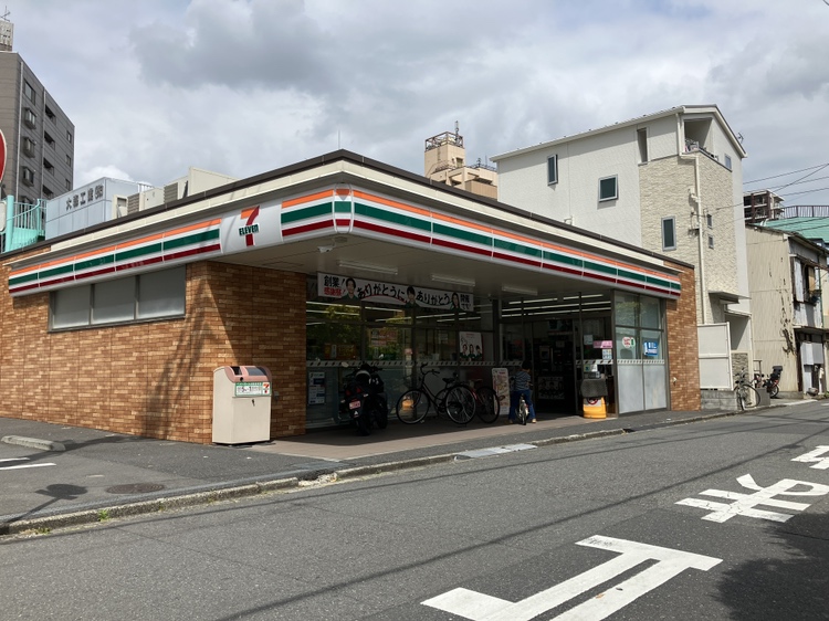 【セブンイレブン川崎渡田1丁目店】徒歩2分(約140m)。24時間営業です。揚げ物惣菜・セブンカフェなどの取り扱いがあります。ATM・マルチコピー機・お会計セルフレジなどが設置されています。