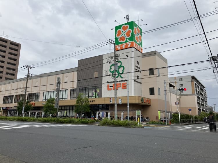 【ライフ川崎大島店】徒歩10分(約740m)。営業時間は9:00～24:00。食料品・日用品などが販売されています。駐車場が92台分設けられており、車でのまとめ買いにも便利です。
