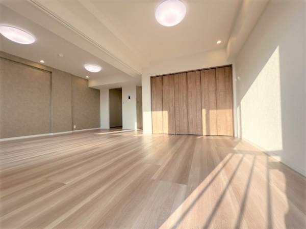 洋室(１)ウォールドアを開けるとリビングと一体で利用可能