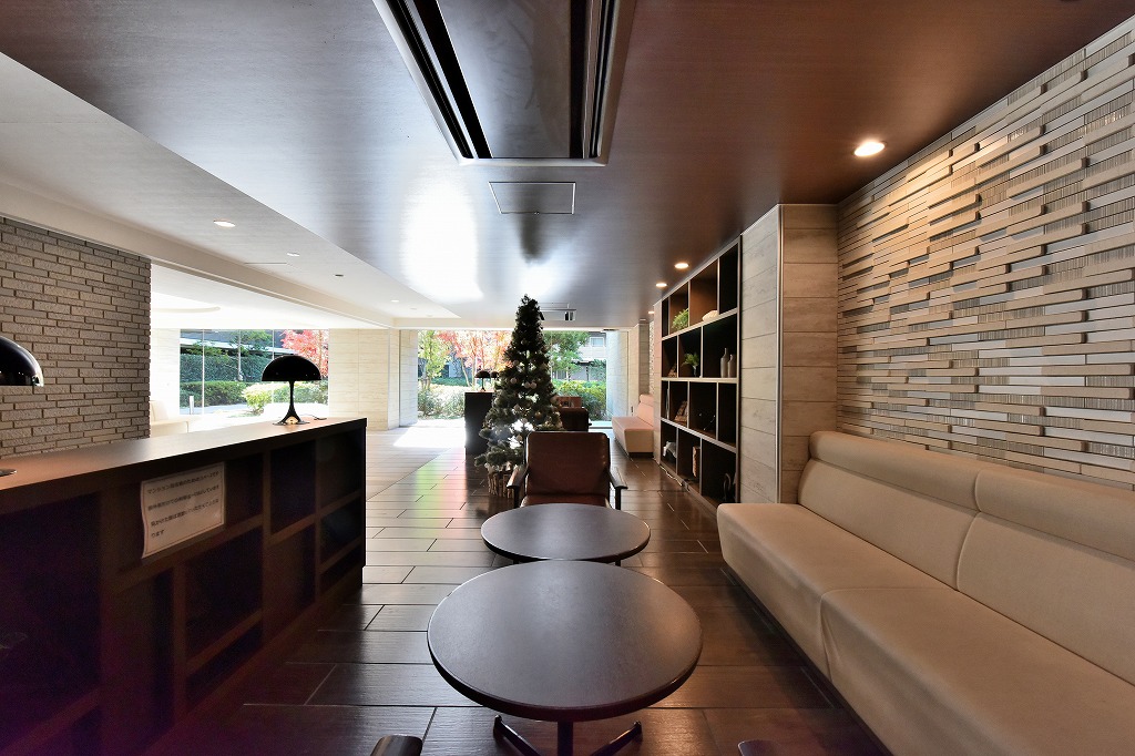 【ロビー】ホテルのようなゆとりある広さのロビー。大きな窓からやわらかな陽光が注ぎ込み、住まう人を温かく迎えてくれる空間です。