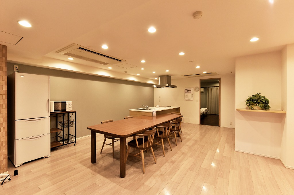 【ゲストルーム】明るくやさしい色合いのゲストルーム。冷蔵庫や電子レンジなどの家電が備わっています。遠方のご家族やご友人も心置きなく招待できそうです。