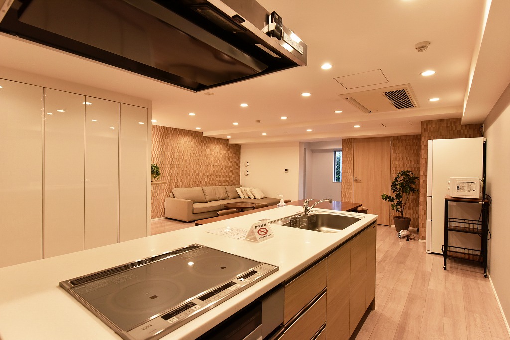 【ゲストルーム】開放感のあるアイランドキッチンが設置されています。ご家族やご友人との会話を楽しみながら調理ができます。