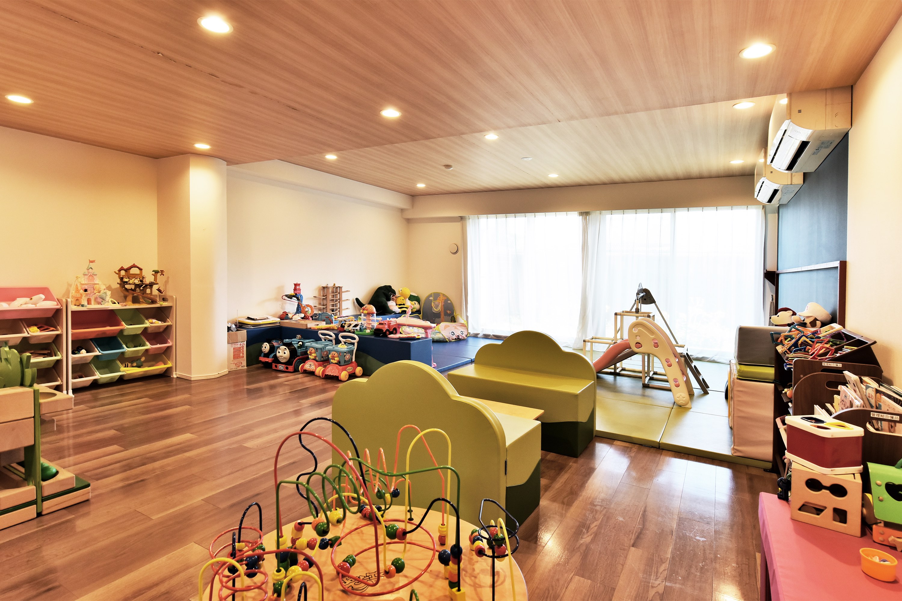 【キッズルーム】豊富な玩具が設置されたキッズルーム。マンション内にあり気軽に利用することができます。コミュニケーションの場に嬉しい共用施設です。