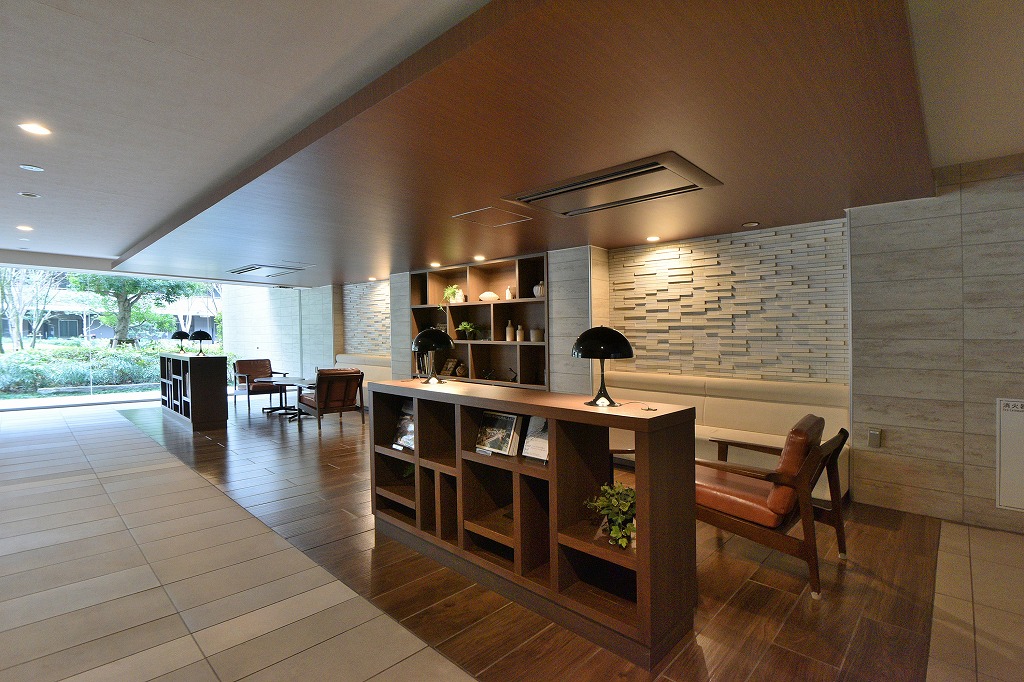 【ロビー】落ち着いた色合いでまとめられた空間。ソファやテーブルが設けられており、待ち合わせや住民同士のおしゃべりも楽しめます。