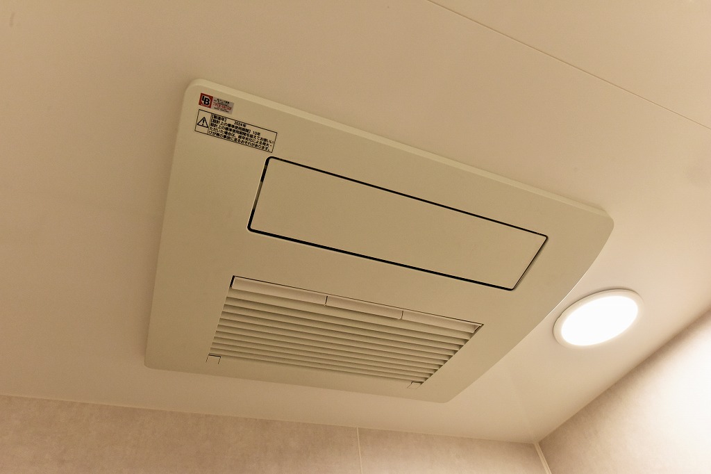 【浴室換気乾燥機】浴室乾燥機付きなので、お好きなタイミングで洗濯物を乾かせます。雨天はもちろん、黄砂や花粉が気になる季節にも重宝する設備です。