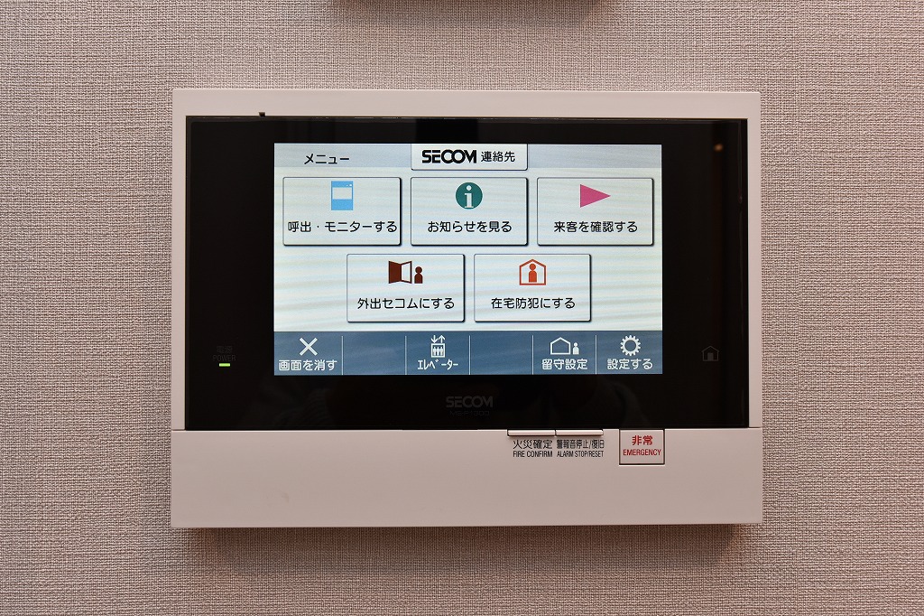 【TVモニター付きインターホン】SECOM機能が搭載されています。「外出」「在宅防犯」などのモードを選択可能。勧誘対応やお子様のお留守番の際にも重宝しそうです。