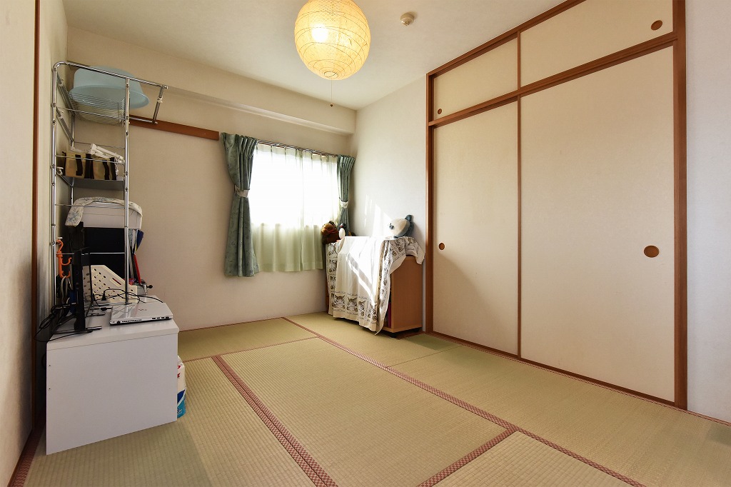 【和室】来客の際には客間として、普段はお子さまの遊び場やお昼寝スペースとしても活用できます。季節物や寝具などを収納できる押入れが備わっています。