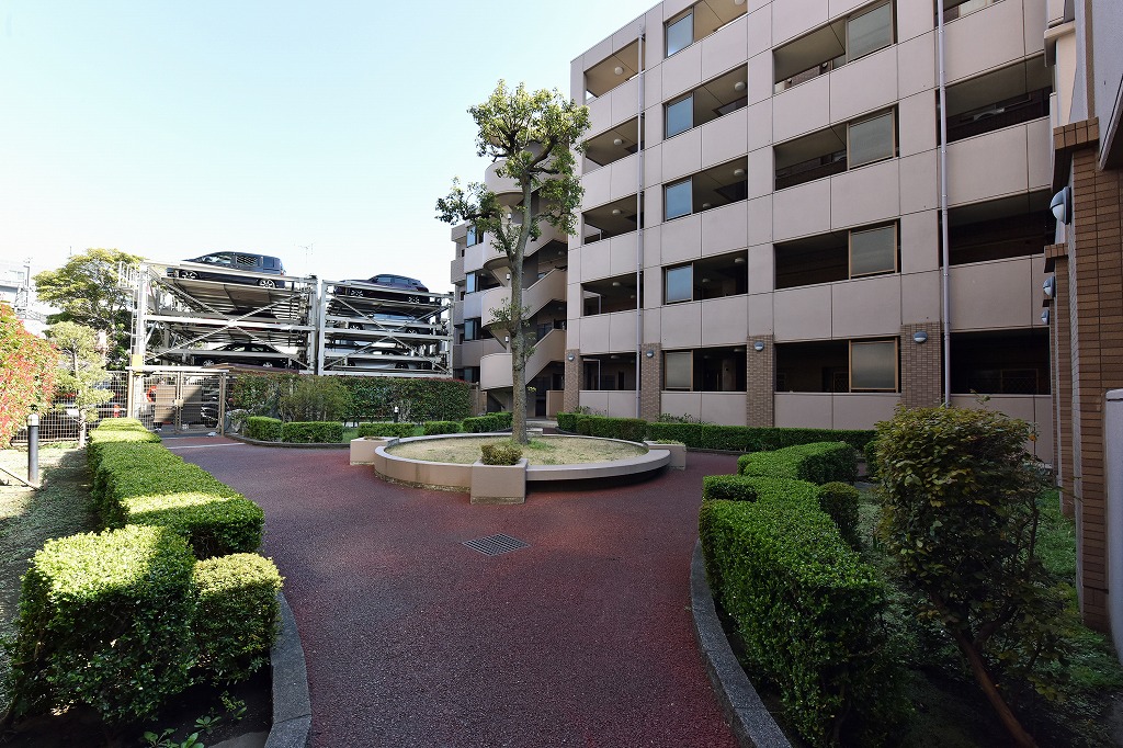 【中庭】敷地内には植栽が施された中庭があります。外の風を感じながらほっと一息つける癒しの空間です。
