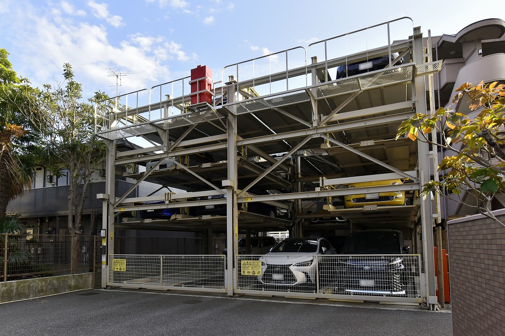 【駐車場】防犯性の高い機械式の駐車場が設けられています。最新の空き状況など、詳細はお気軽にお問い合わせください。