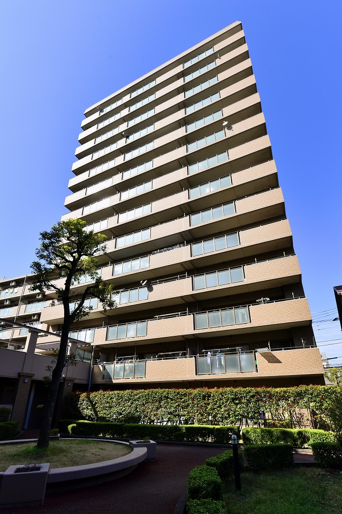 【外観写真】オートロックシステム付きで、セキュリティ面に配慮されたマンション。徒歩7分圏内に小中学校や幼稚園があり、子育て世帯にもおすすめの住環境です。
