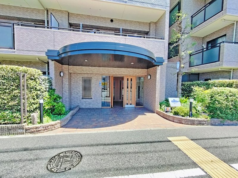 【エントランス】2022年7月に大規模修繕工事実施済みのマンションです。