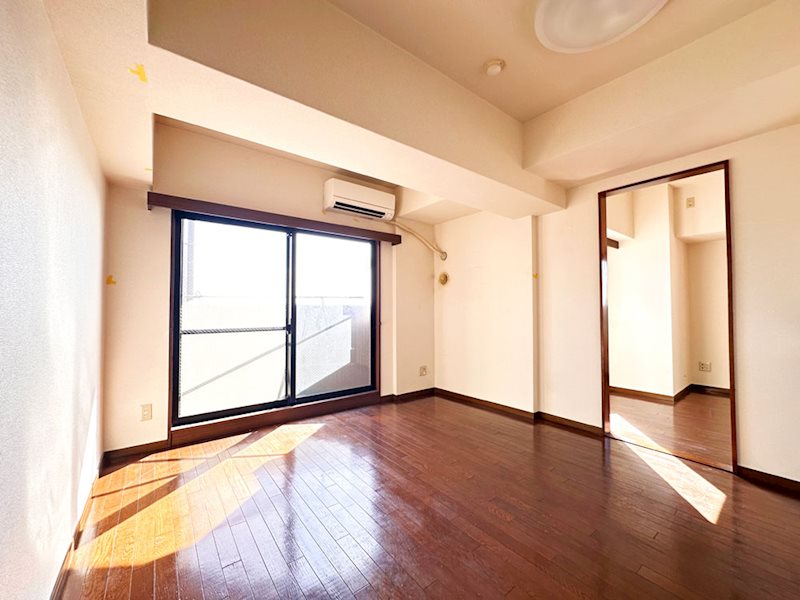 ＜リビングダイニング＞約12帖のLDKからは隣の洋室（約6.7帖）へ出入りが可能です。