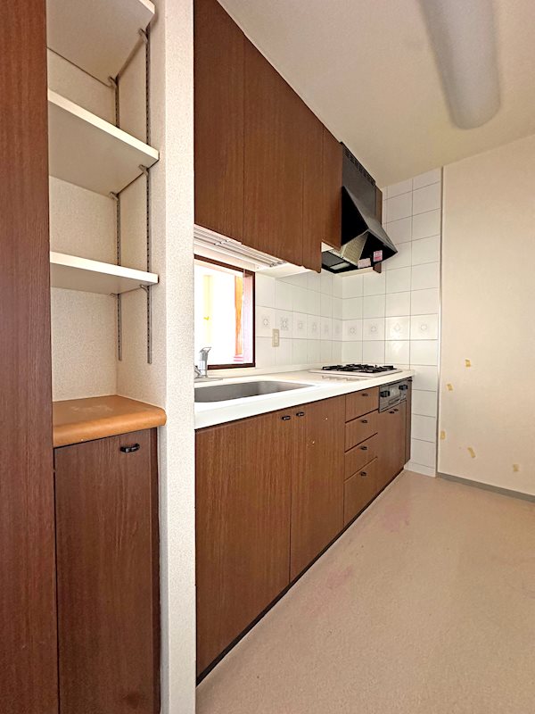 ＜キッチン＞キッチン横には便利な棚付き！