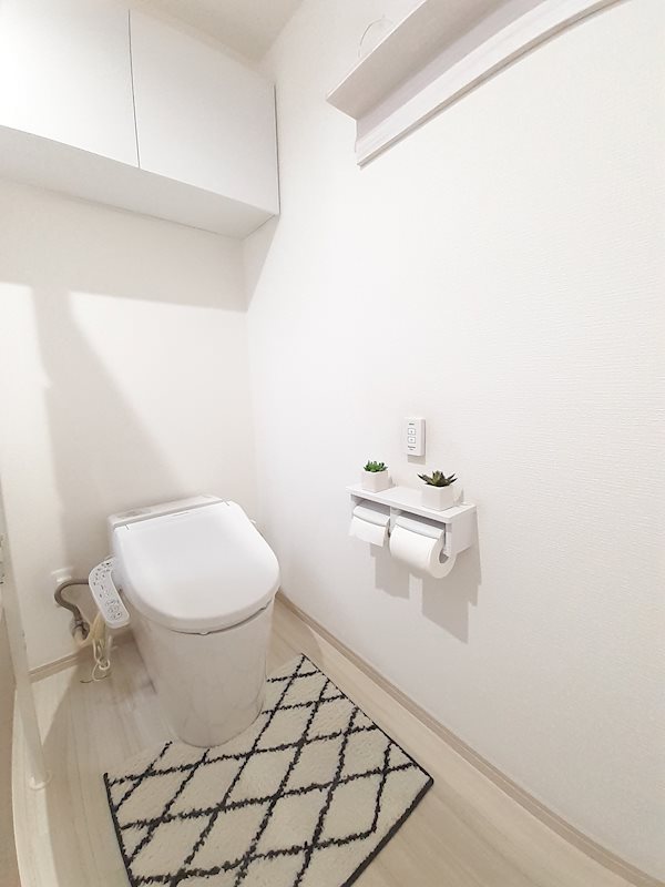 【トイレ】温水洗浄付き、多機能トイレです。