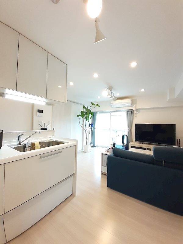 【リビングダイニング】約9帖、清潔感たっぷりのダイニングキッチン。