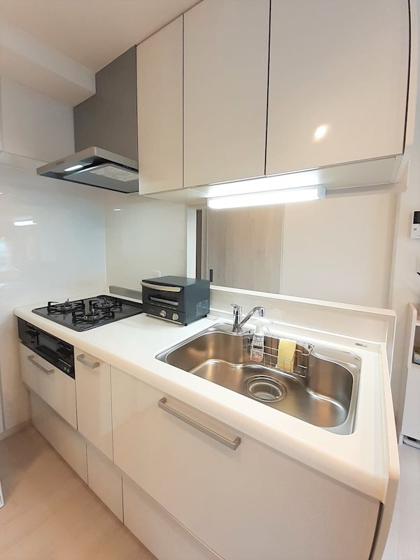 【キッチン】スライド収納付きシステムキッチン。パスタ鍋や圧力鍋の出し入れもスムーズです。