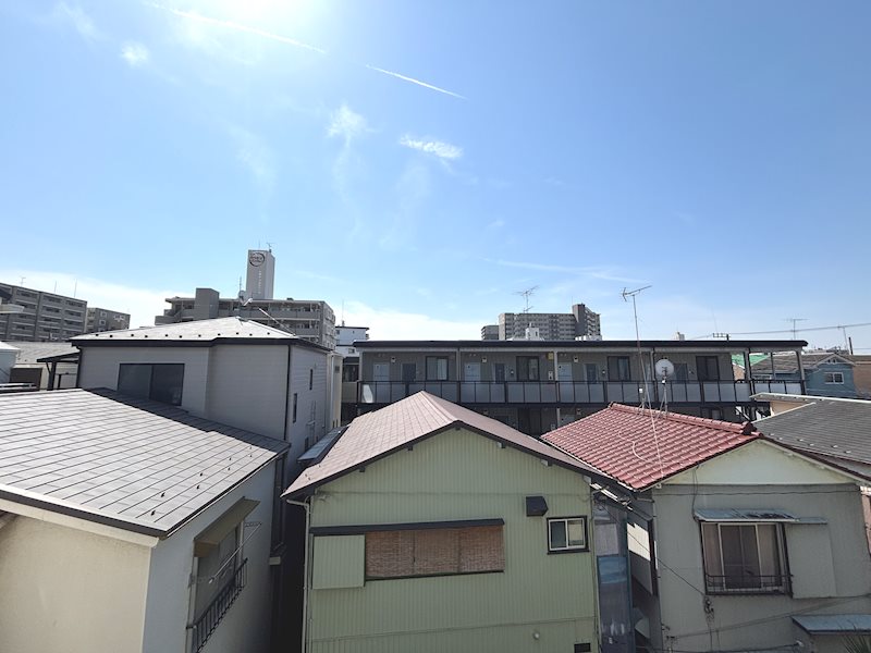 ＜眺望写真（2026年3月）＞南面のバルコニー前面は戸建てで前が開けております。