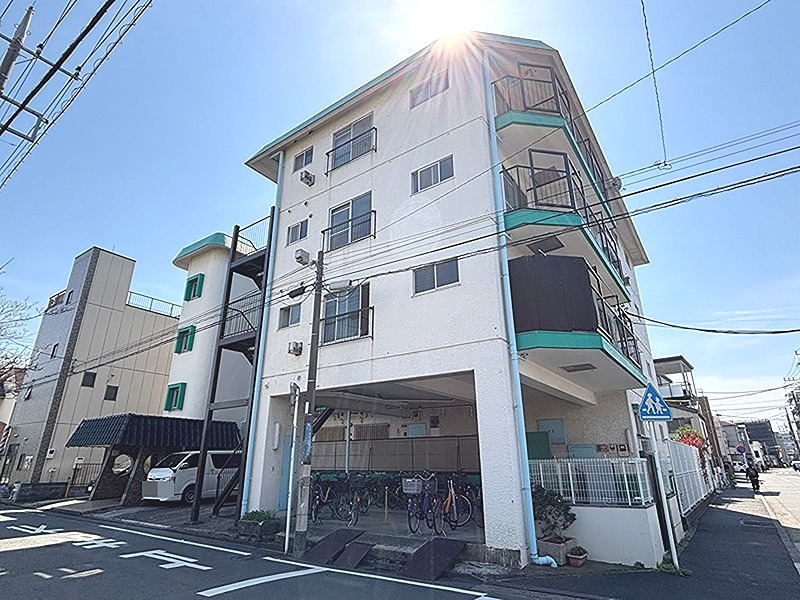 建物外観写真。川中島中学校の南側にあるマンションです。