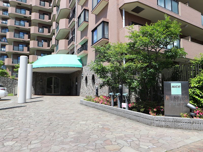 【エントランス】総戸数216戸のビックコミュニティー。鶴見西口エリアのランドマークマンション。