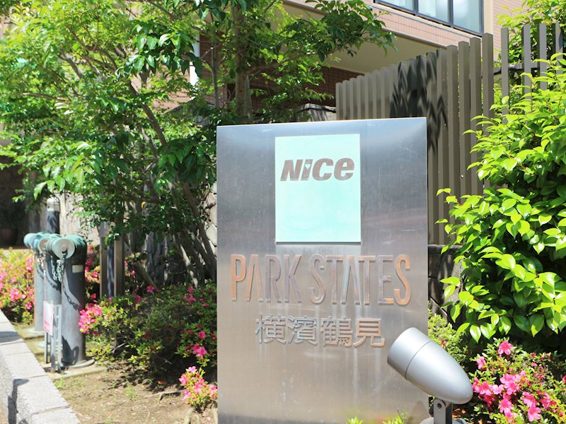 【エントランス】共用施設や、四季を感じられる植栽が充実のマンションです。