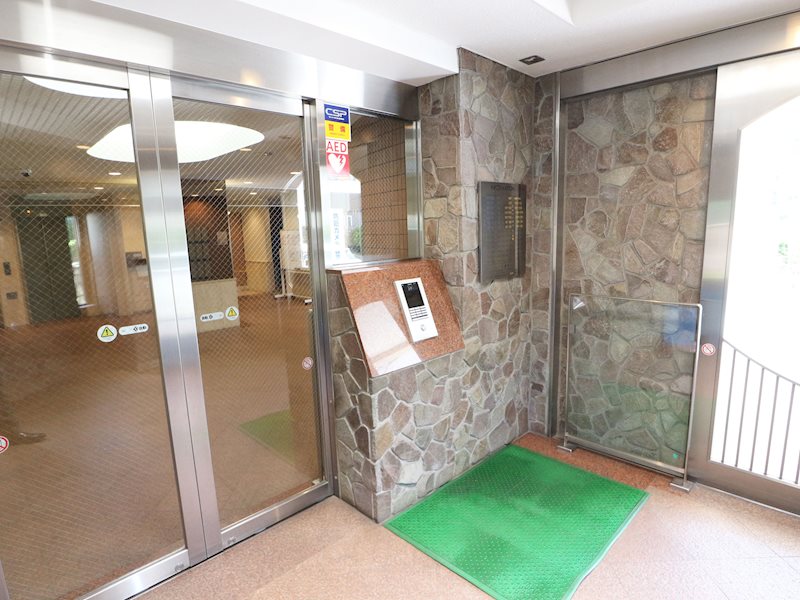 【エントランス】カラーモニター付きインターホン設置。セキュリティシステム充実しています。