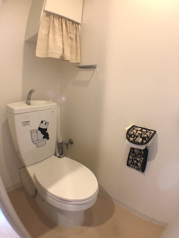 【トイレ】吊戸棚付きで、トイレットペーパーなどのストックも隠して収納できます。