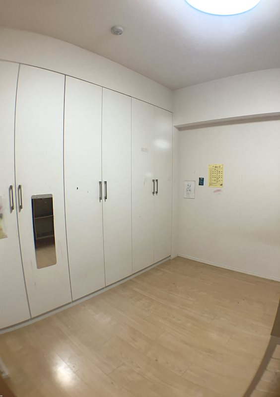 【洋室】室には大容量のクローゼットを完備。衣装持ちの方でもお部屋を広く使えます。