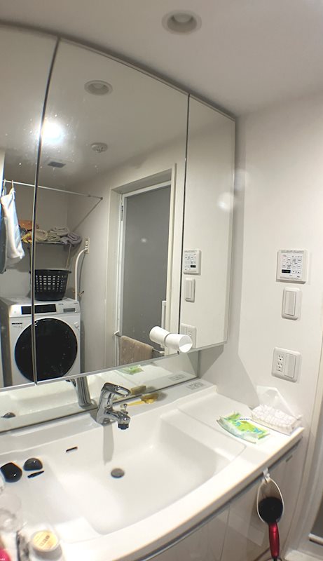 【洗面台】鏡裏収納付きで小物がすっきり。広めのボウルは忙しい朝の身支度にも大変便利です。