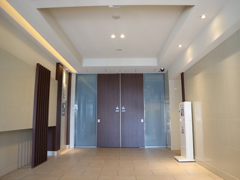 【エントランス】明るく広々としたエントランス。オートロック完備で防犯面も安心です。