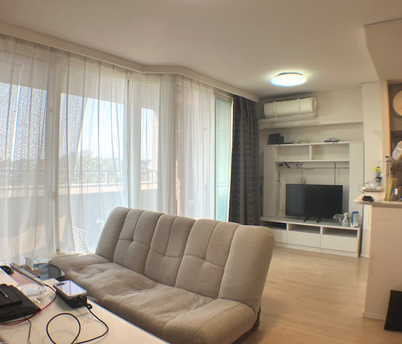 【リビングダイニング】リビングダイニングは大きな窓から自然光が差し込み、明るく開放感たっぷり。