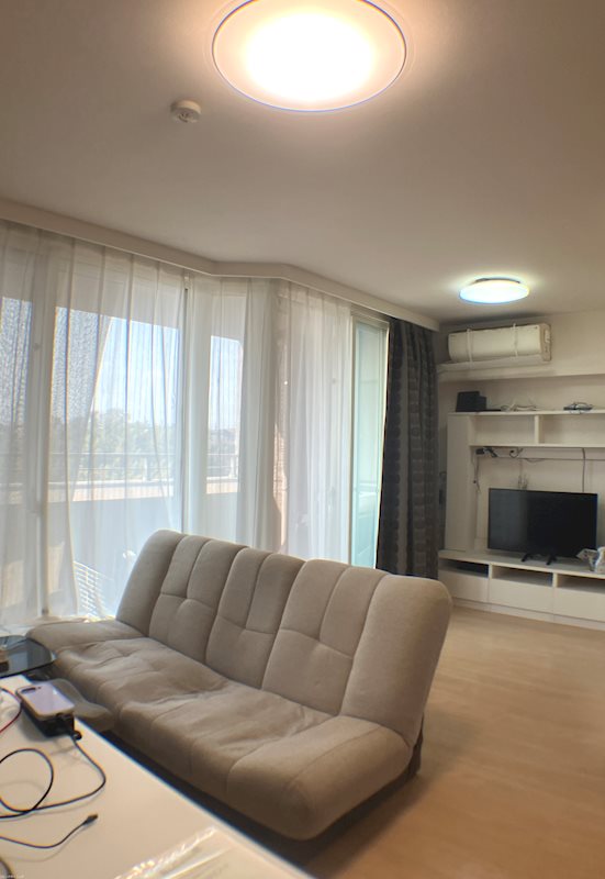 【リビングダイニング】リビングダイニングは大きな窓から自然光が差し込み、明るく開放感たっぷり。