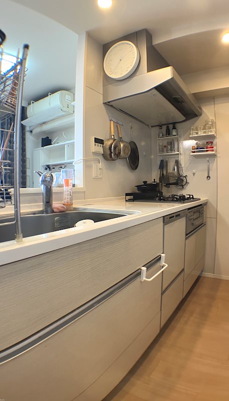 【キッチン】お掃除のしやすいコンロや広いシンクを採用。収納が豊富で、調理器具もすっきり片付きま・・・