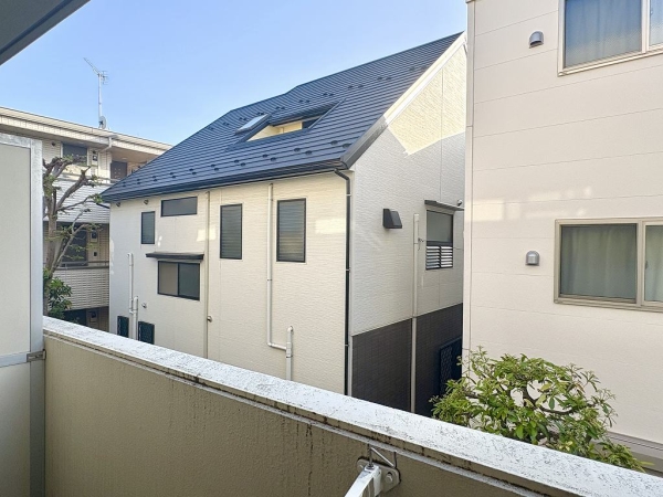 バルコニーから南側には戸建てが建っています（２０２６年４月撮影）
