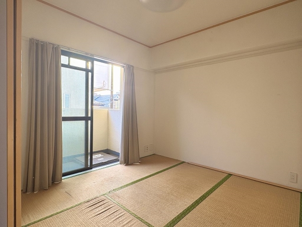 ダイニング横の和室はバルコニーに面しています