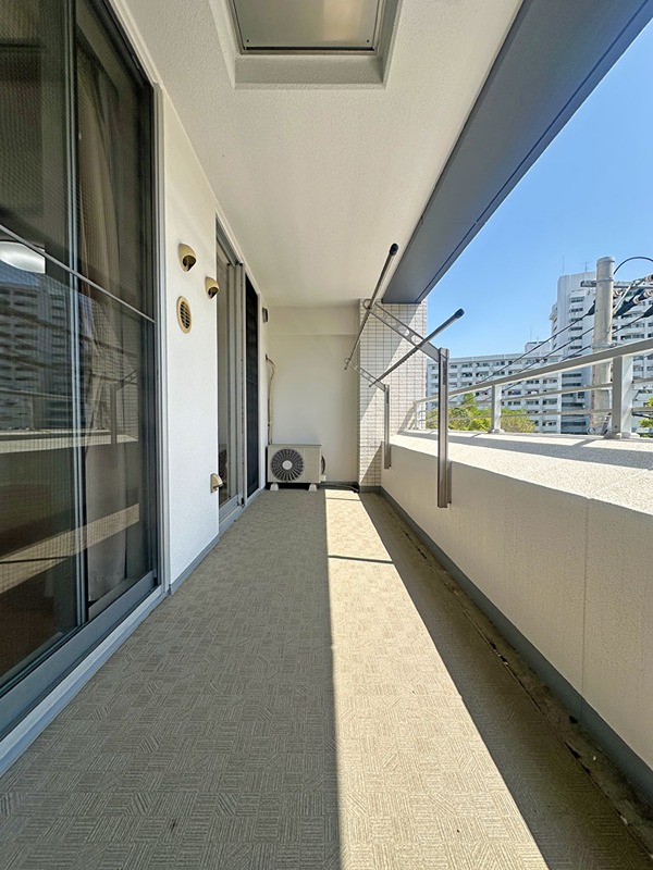 ＜バルコニー（2026年4月撮影）＞南東向きで陽当たり良好なバルコニー。