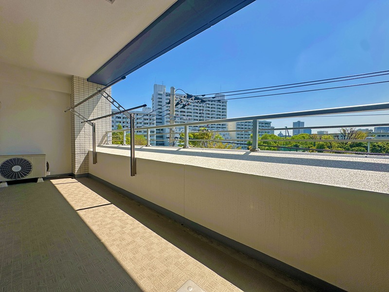 ＜バルコニー（2026年4月撮影）＞南東向きで陽当たり良好なバルコニー。