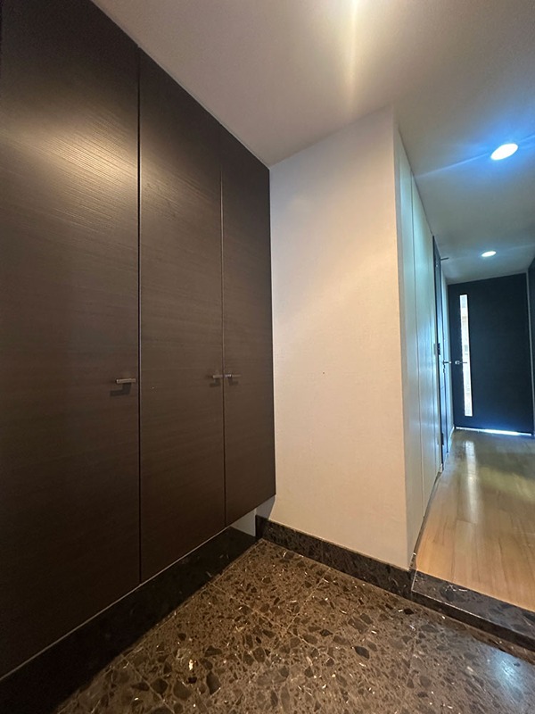 ＜玄関＞トールタイプで大容量な玄関収納です。すっきりと片付きます。