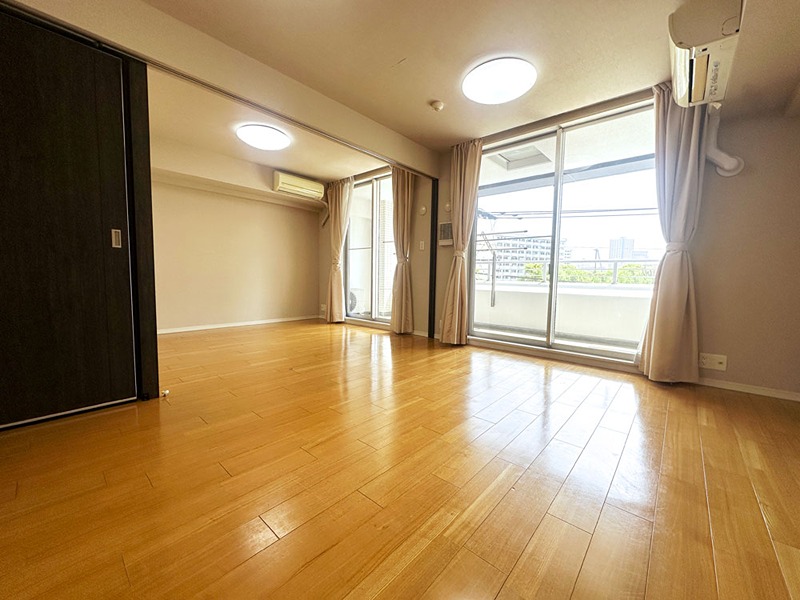 ＜リビングダイニング＞南東向きで明るい光が差し込むリビングダイニング。隣接する居室との間仕切り・・・