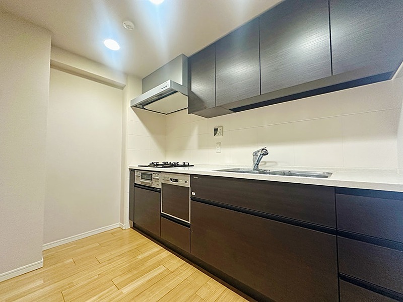 ＜キッチン＞落ち着いた色合いのキッチン。吊戸棚付きで収納豊富です。食器洗い乾燥機完備。