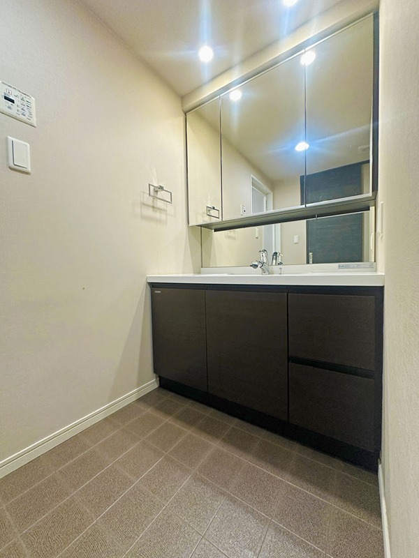 ＜洗面所・洗面化粧台＞大きな洗面ボウルで使いやすい洗面化粧台です。三面鏡裏収納で小物類もすっき・・・