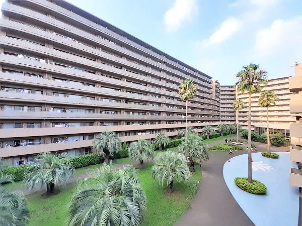 【外観】ヤシの木がシンボルの南国リゾート風のマンションです。敷地にゆとりがあり、共用施設も充実・・・